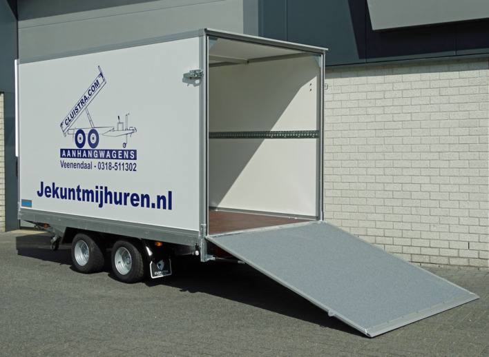 Gesloten aanhanger met oprijklep te huur